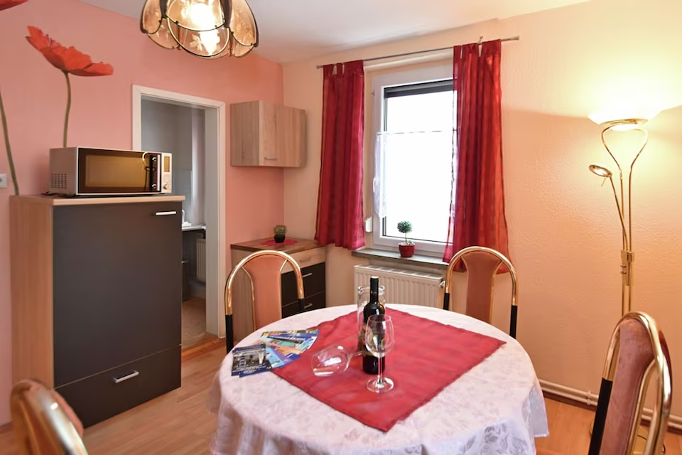 Speisesaal der Ferienwohnung mit Tisch und Stühlen