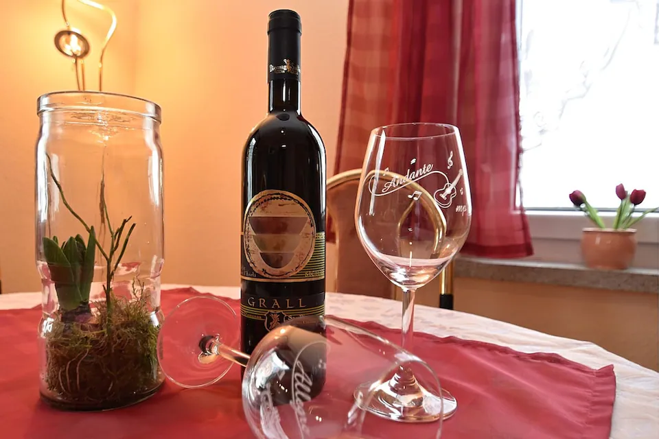 Speisesaal Tisch mit Wein und Weingläsern
