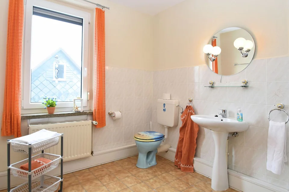 Badezimmer mit Dusche und Waschbecken