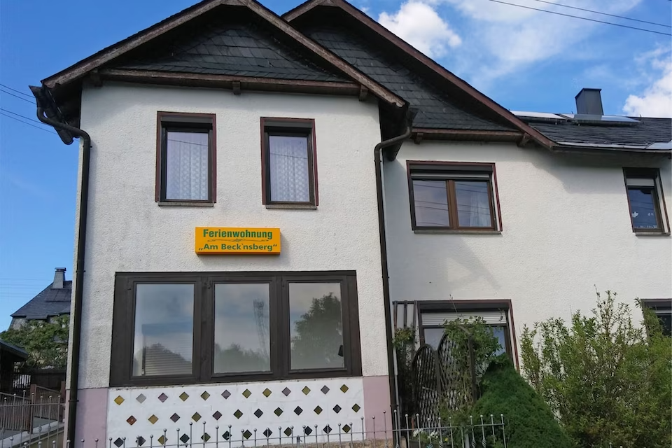 Ferienwohnung Vorderansicht mit Garten