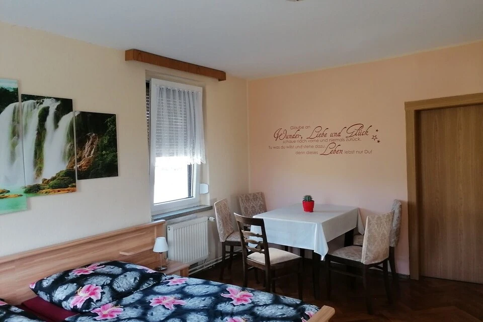 Schlafzimmer mit Tisch und Stühlen