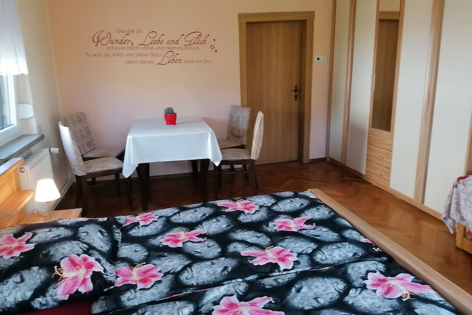 Schlafzimmer mit Doppelbett und Schrank