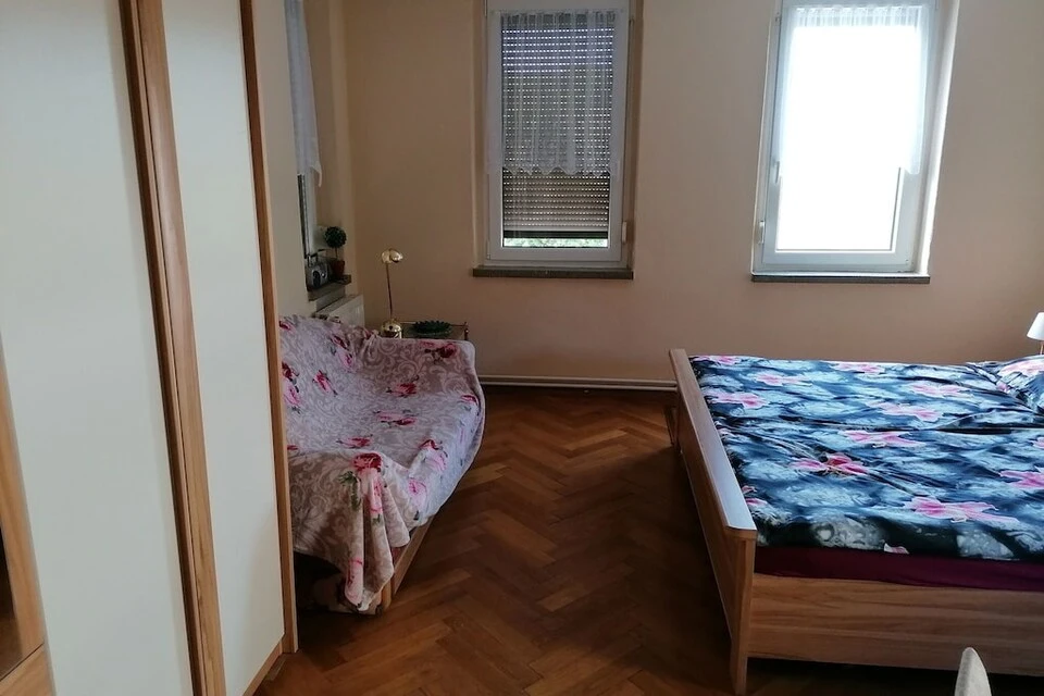 Schlafzimmer mit Sofa und Tisch