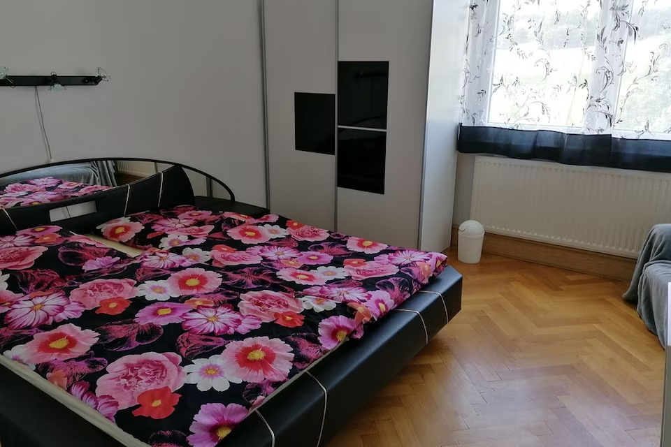 Schlafzimmer mit Einzelbett und Fenster