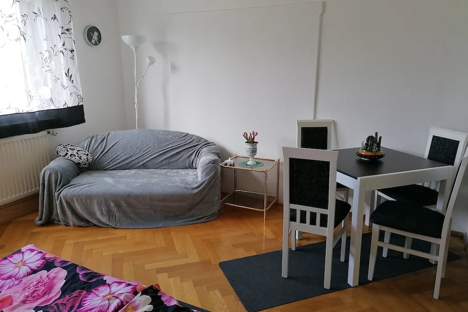 Schlafzimmer mit Doppelbett und Nachttisch