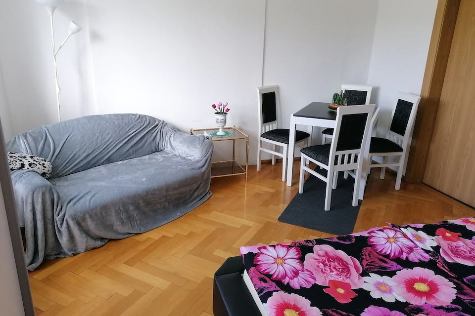Schlafzimmer mit Tisch und Stühlen