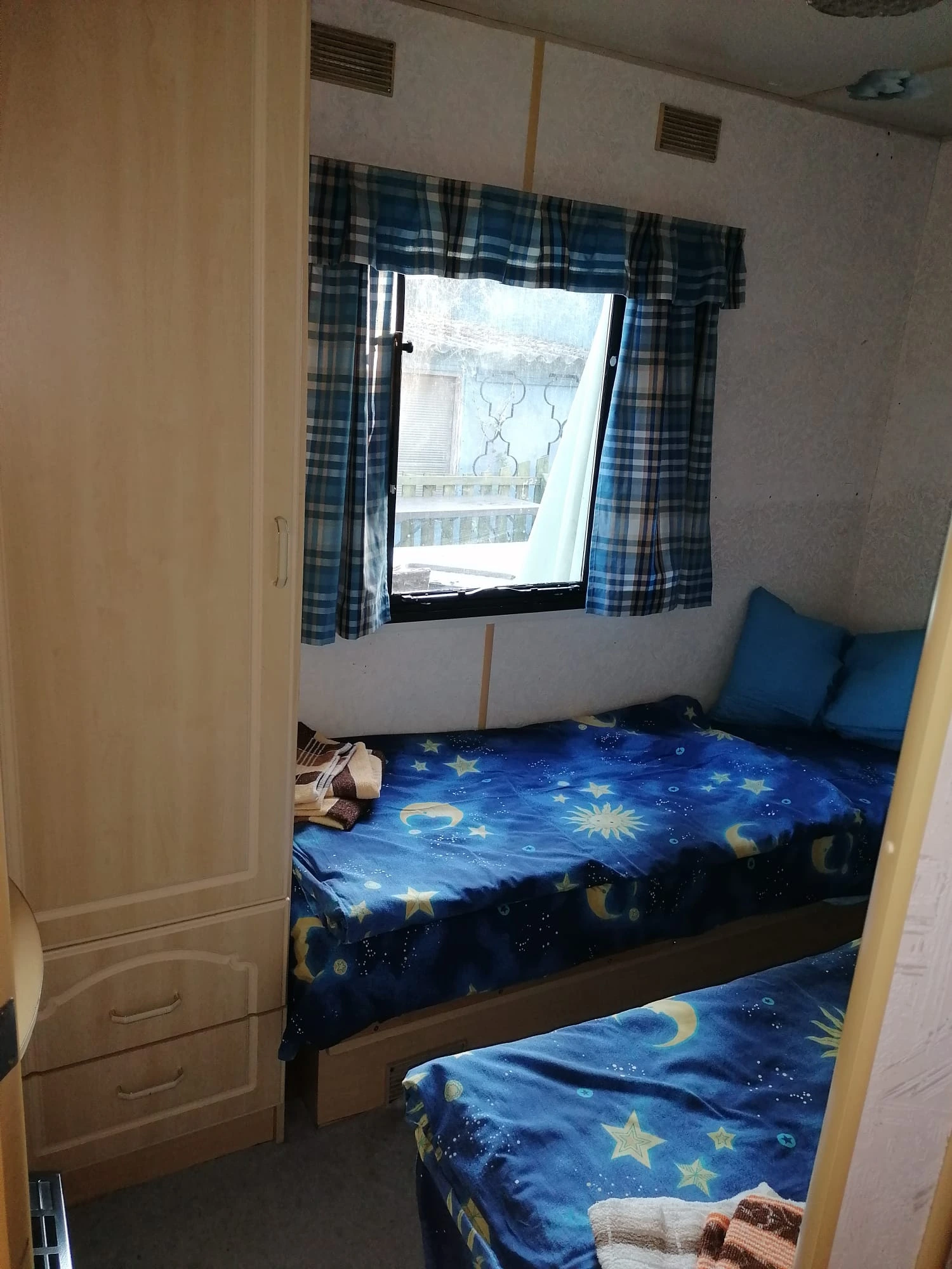Kinderzimmer mit getrennten Betten und Schrank