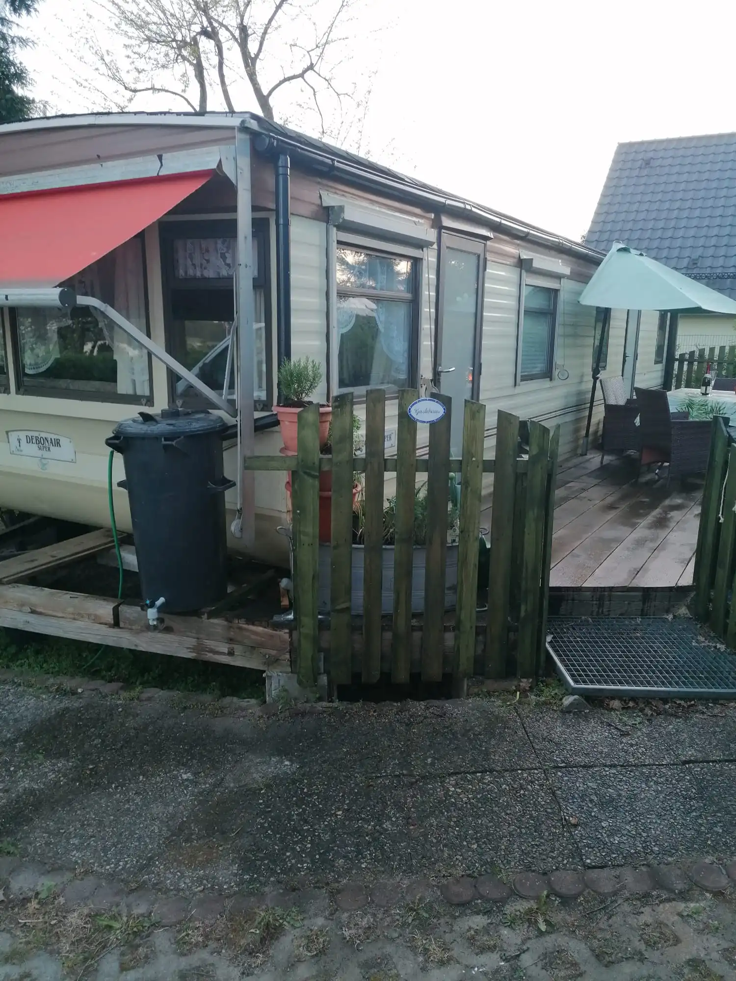Wohnmobilheim mit Eingangsbereich und Veranda