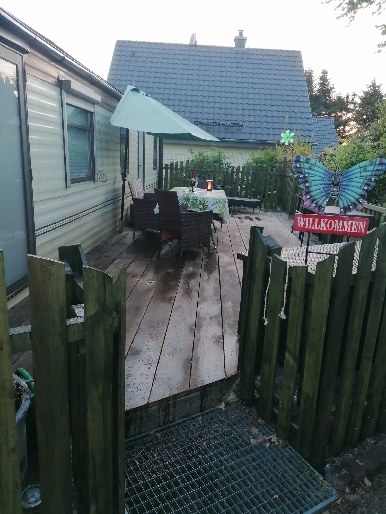 Wohnmobilheim Außenansicht mit Veranda und Grillbereich