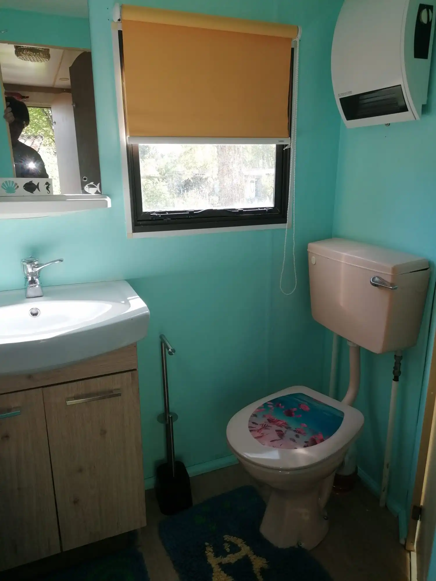 Badezimmer mit Toilette und Waschbecken