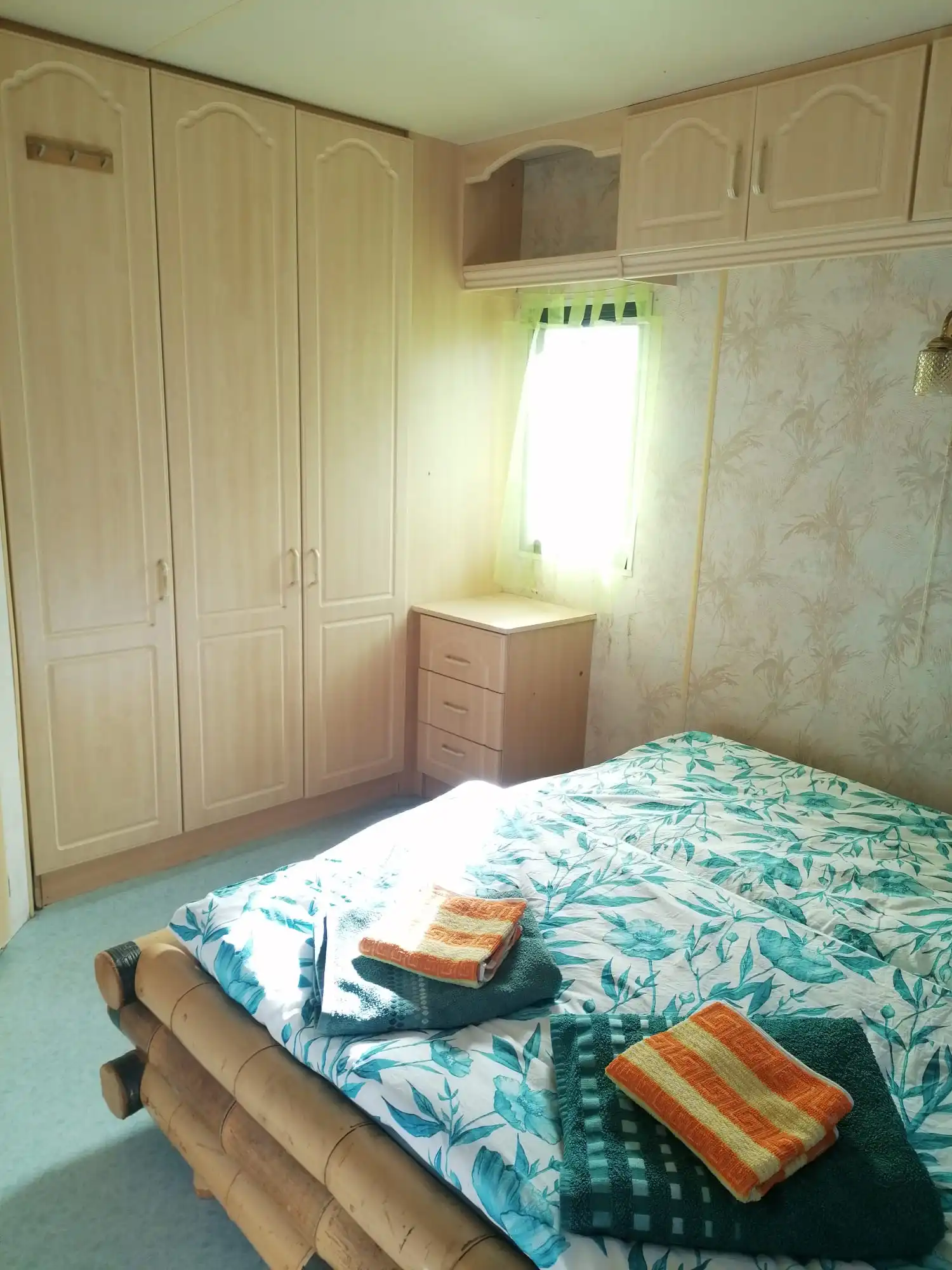 Elternschlafzimmer mit Schrank und Handtüchern