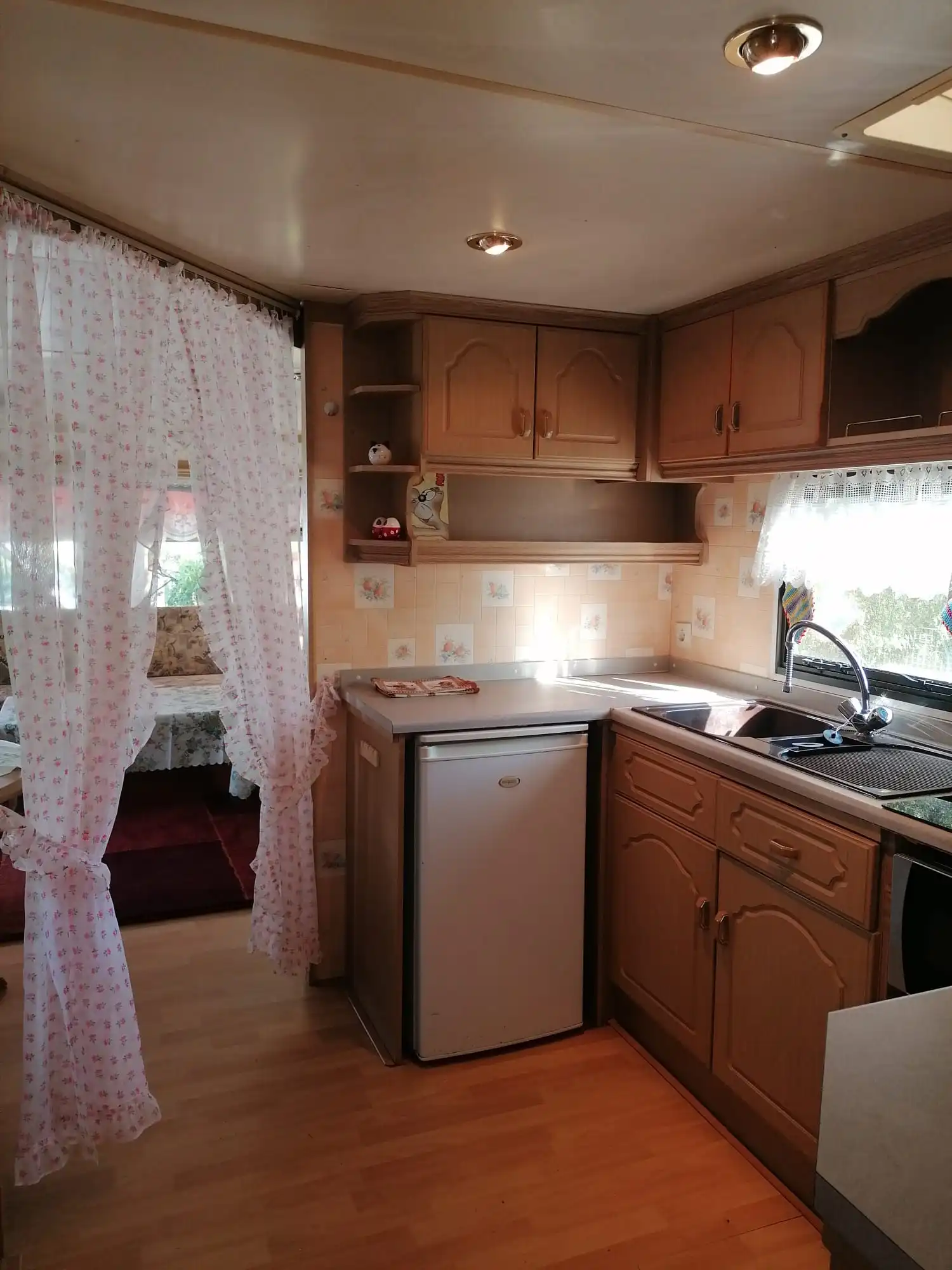 Wohnmobilheim Ansicht Küchen mit Blick auf das Wohnzimmer