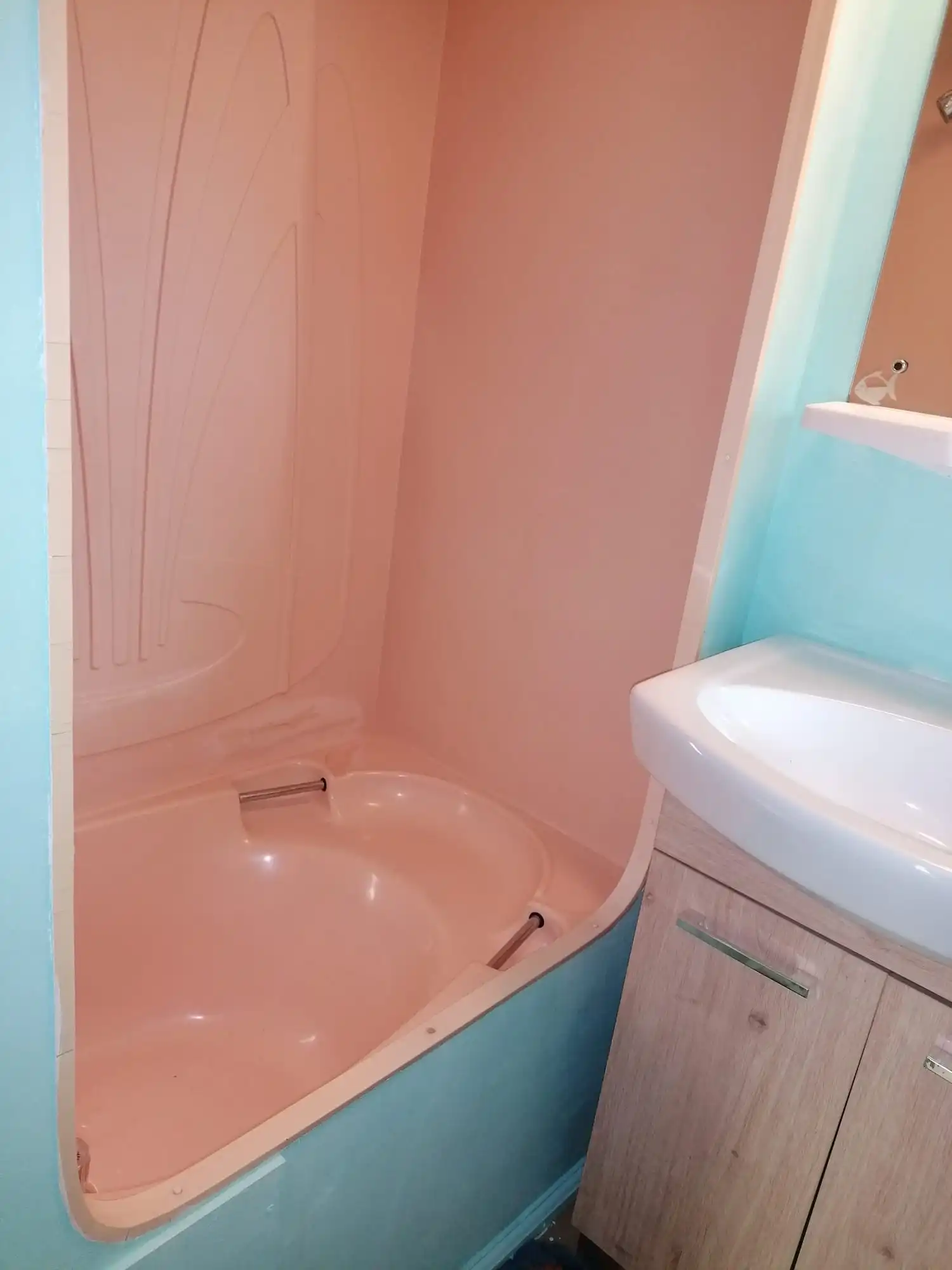 Badezimmer mit Waschbecken und Dusche