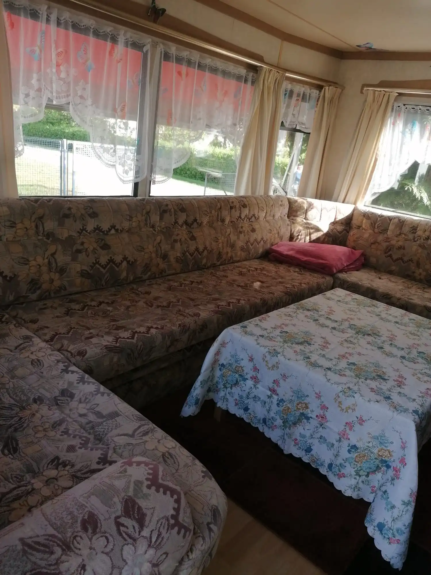 Wohnzimmer mit Sofa und Tisch