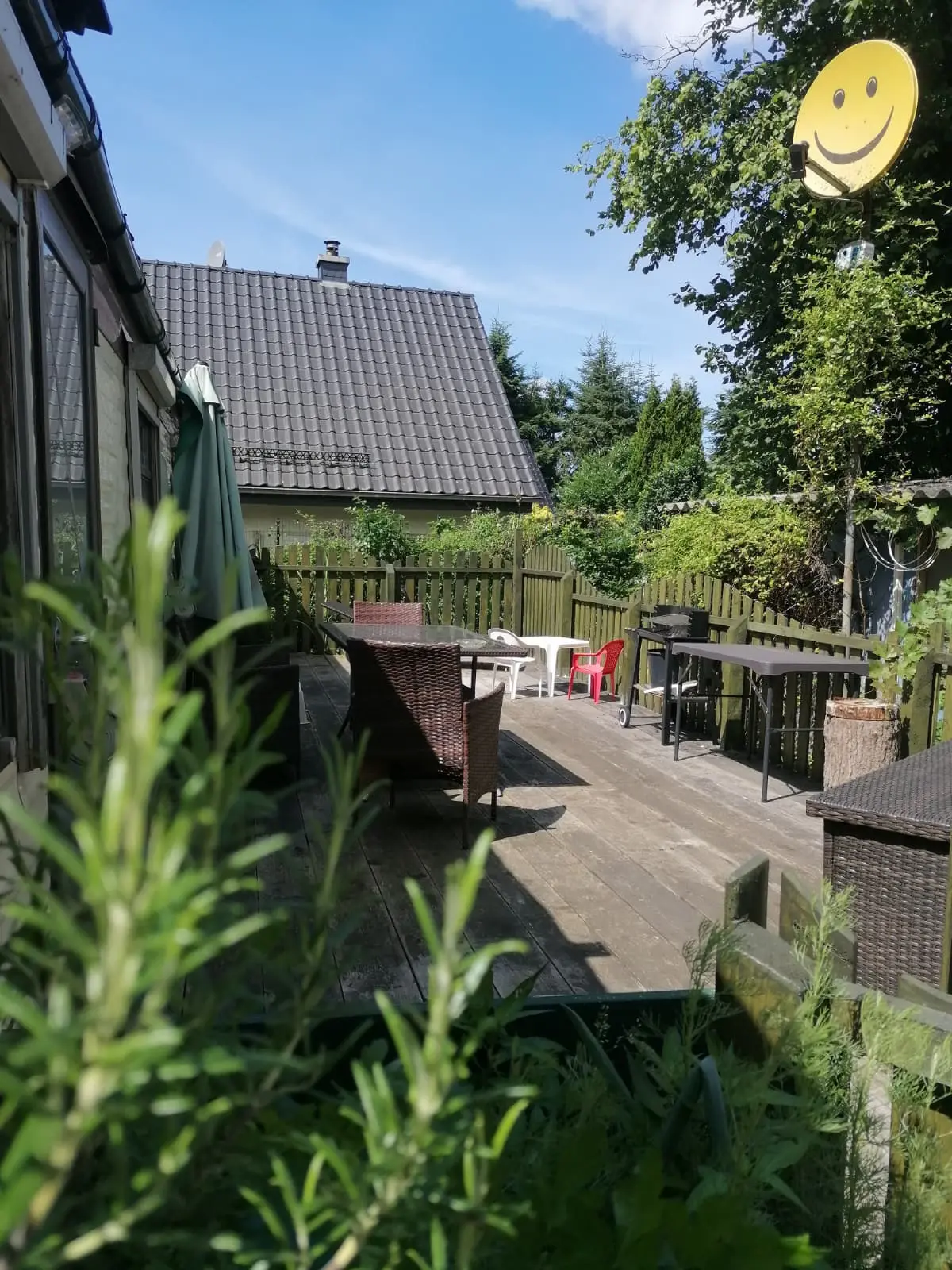 Wohnmobilheim mit Eingangsbereich und Veranda